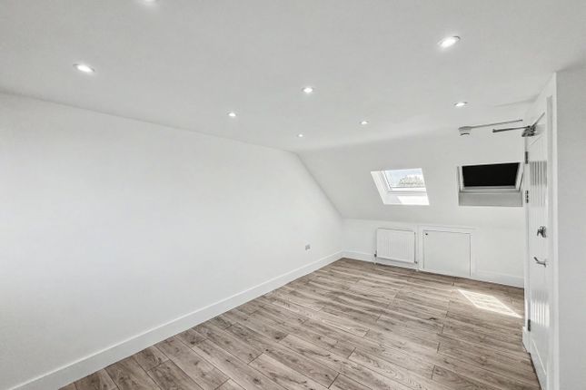 3, Oak Gardens, Edgware photo 3
