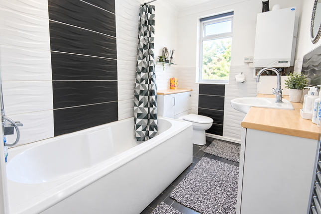 16 Aveley Road, Romford photo 2