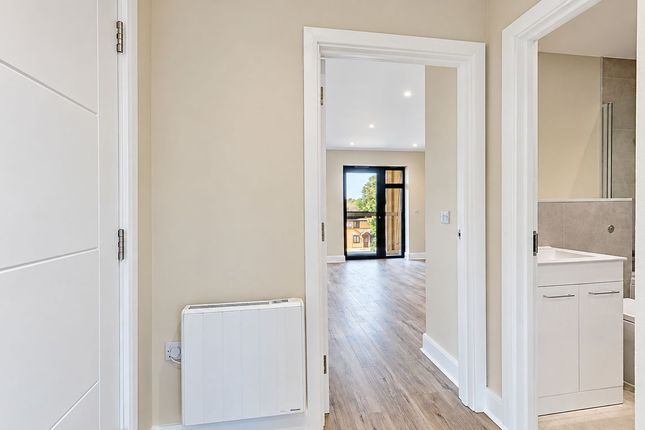 Flat 2, 159 Turners Hill, Cheshunt photo 5