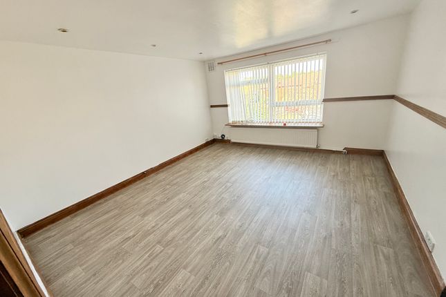 71, Highfield Crescent, KETTERING photo 3