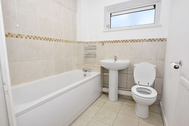 Flat to rent in Lenchs Green, Birmingham