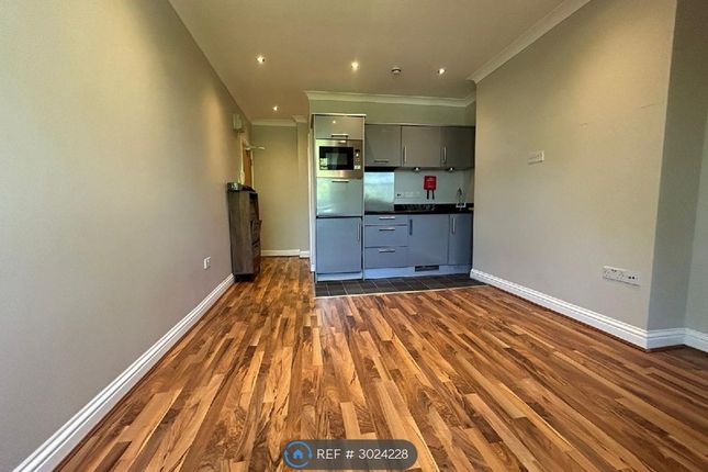 Flat, Queens Avenue, London photo 3