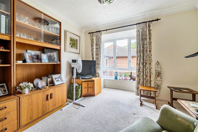 Flat 10, Oak Lodge, New Road, Crowthorne photo 3
