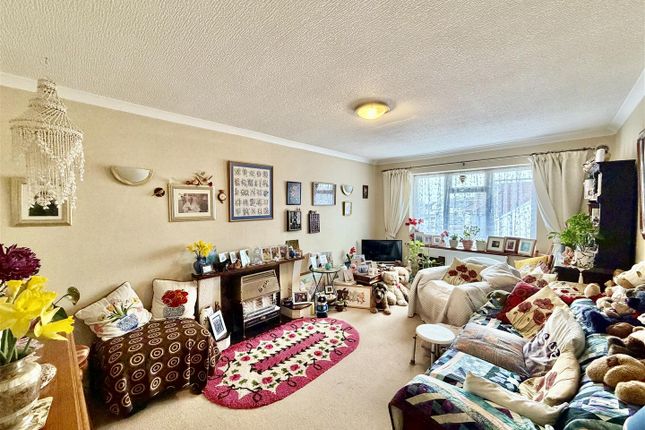 21, Beech House, Heston photo 2