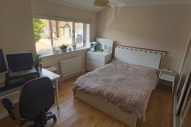 Room 3, 33, Kings Chase, Brentwood photo 2