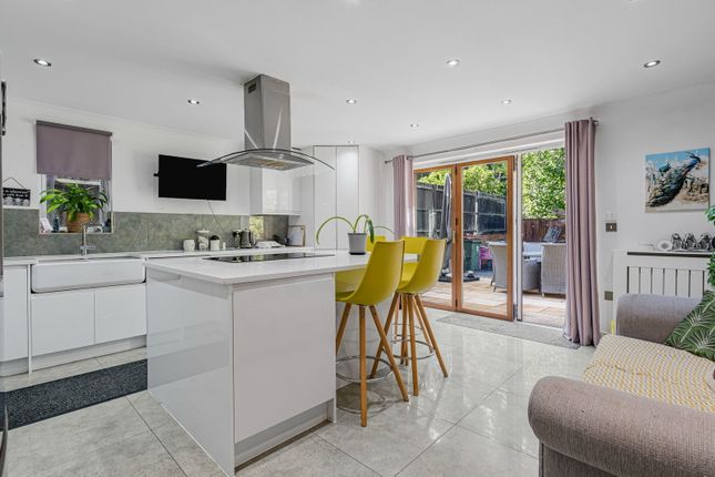Vicarage Close, Horsham photo 2