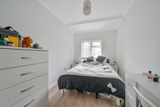 Flat to rent in Cecil Road, Acton, London