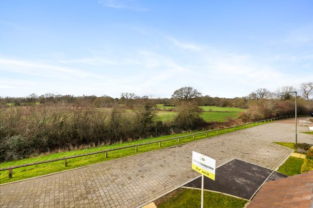 41, Woodhouse Field Lane, Horley photo 2