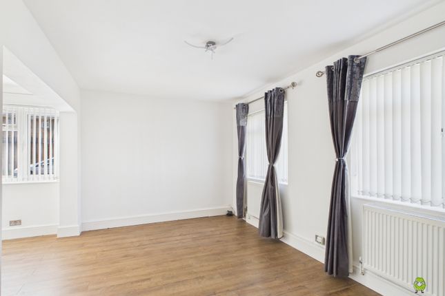 35, Hilltop Gardens, Dartford photo 2