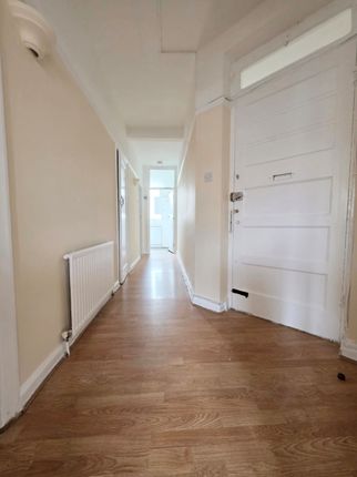 6 Halliwick Court Woodhouse Road, London photo 2