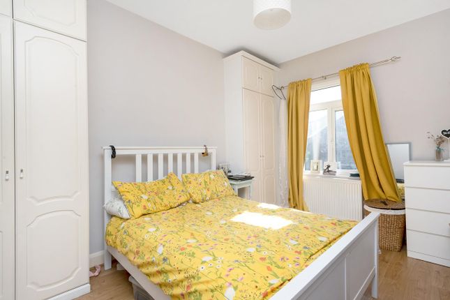 Flat to rent in St Aubyns Road, London