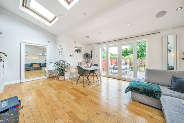 57, Stoke Hills, Farnham photo 4
