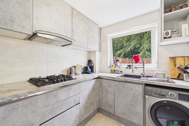 32, Mannings Close, Pound Hill photo 3