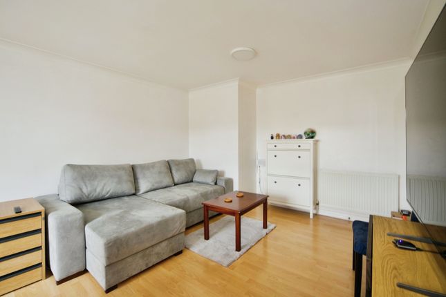 81, Cobham Close, Enfield photo 4