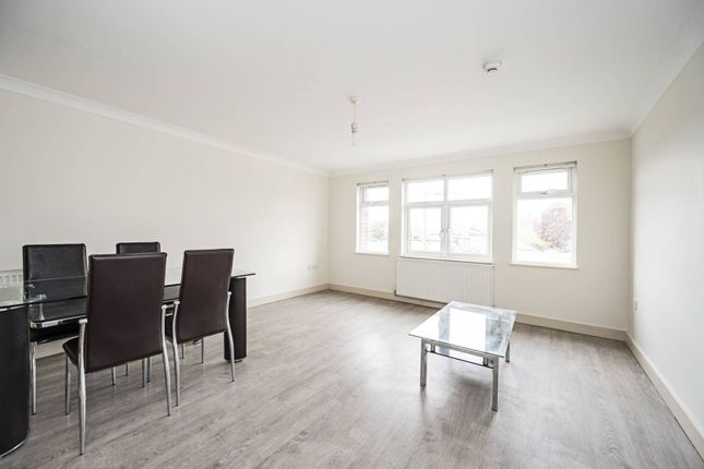 Flat to rent in Brent Street, Hendon, London