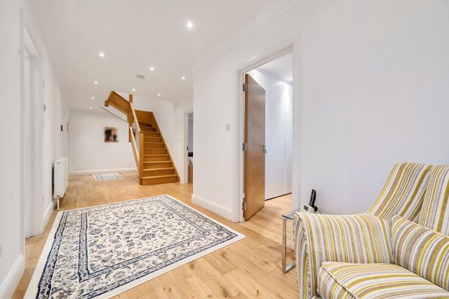 21, Harmsworth Way, London photo 4
