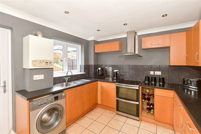 Hollingbourne Crescent, Crawley photo 4