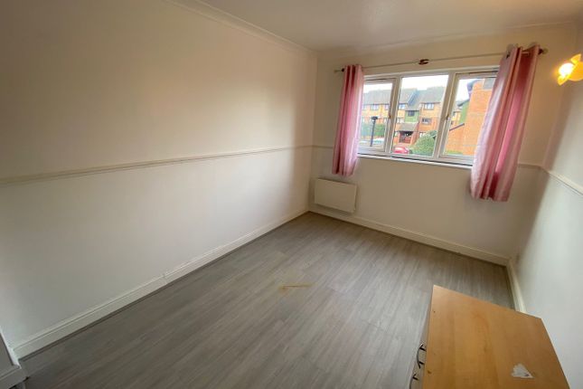 Flat to rent in Maltby Drive, Enfield, Greater London