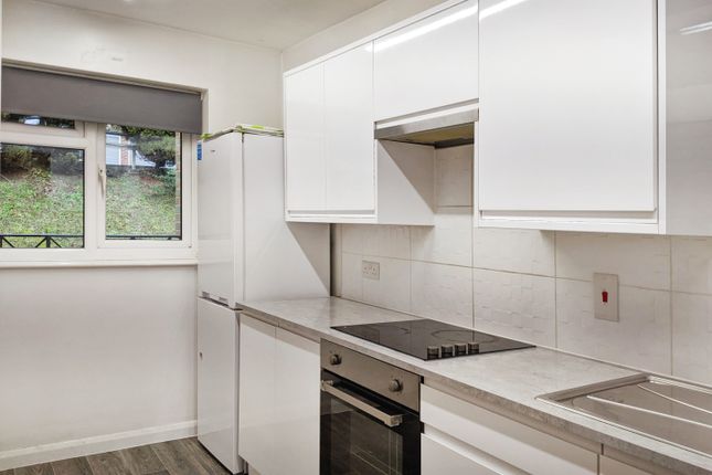 6 Orchard Court, Harestone Valley Road, CATERHAM photo 4