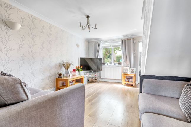 7 Jacksons Drive, Waltham Cross photo 2