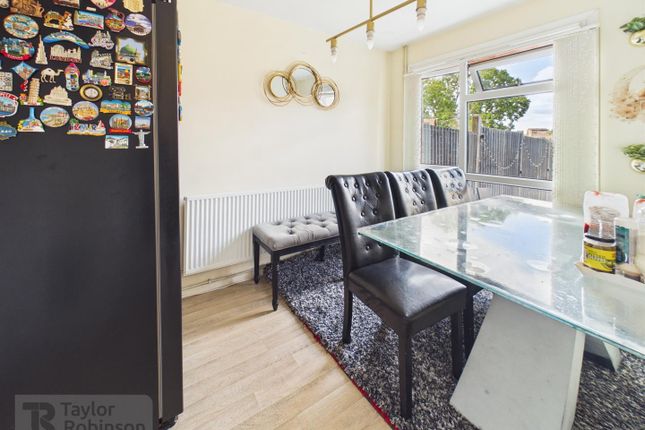 1, Beaumont Close, Crawley photo 4