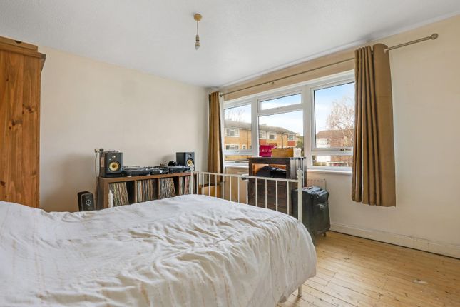 6, Thakeham Close, London photo 4