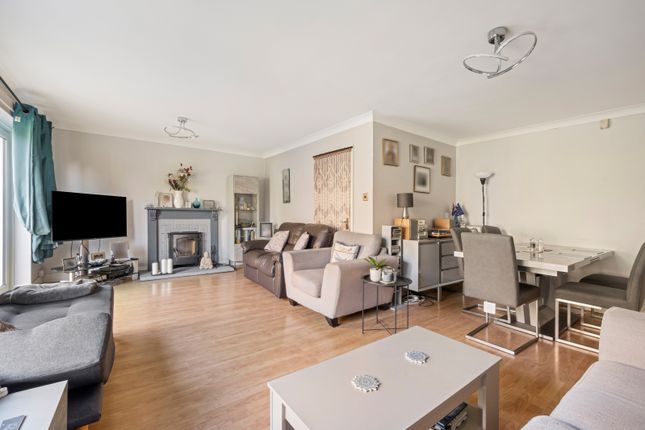 25, Nonsuch Court Avenue, Surrey photo 3