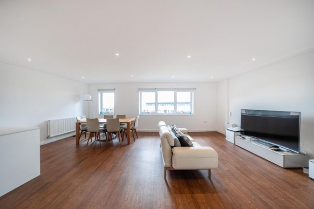 64, Royal Court, Stanmore photo 3