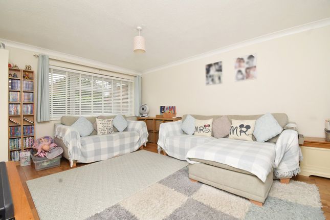 5, Willowhayne Drive, Walton-on-Thames photo 2