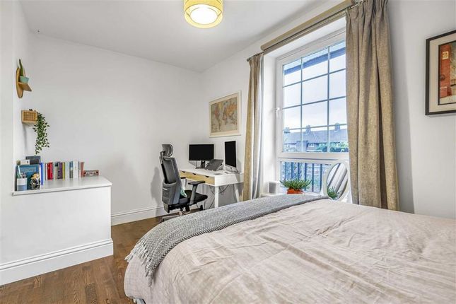 Flat for sale in Pardoner Street, London