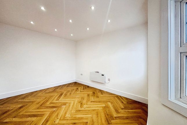 Flat 2, 19, Ash Street, Aldershot photo 4