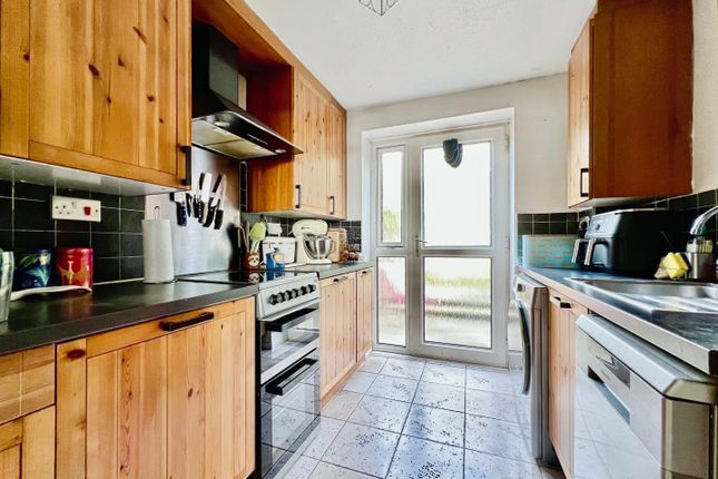 16, Wentworth Crescent, Maidenhead photo 4