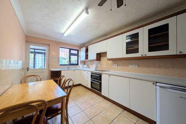 6, Swan Close, Colchester photo 2