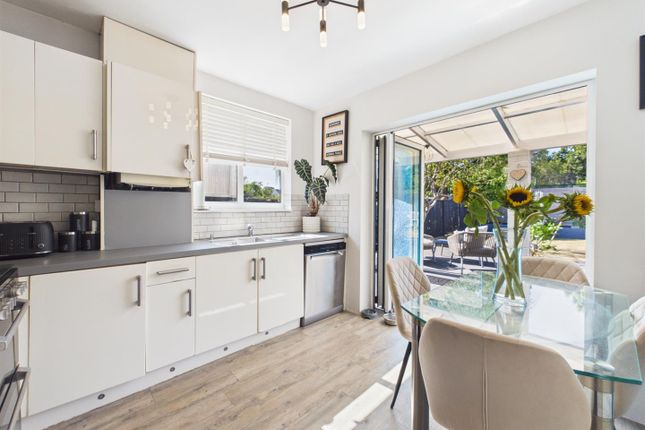 37, Willow Grove, Ruislip photo 3