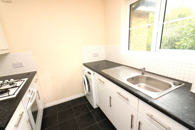 Flat to rent in St Lukes Court, Hatfield