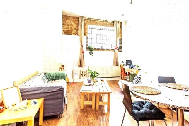 Flat to rent in Gowers Walk, London