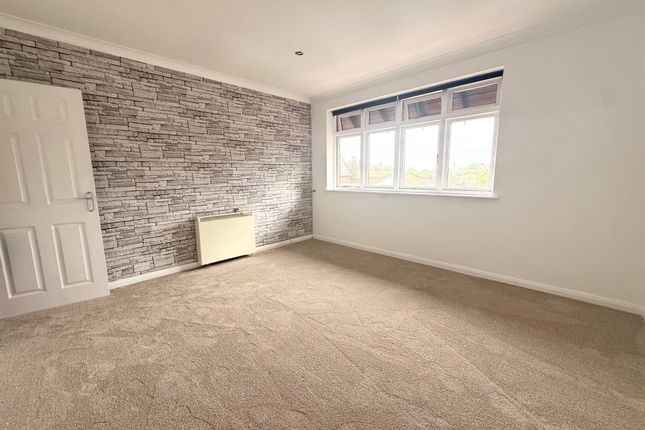Flat 16, Westbrook Centre, Cowplain photo 2