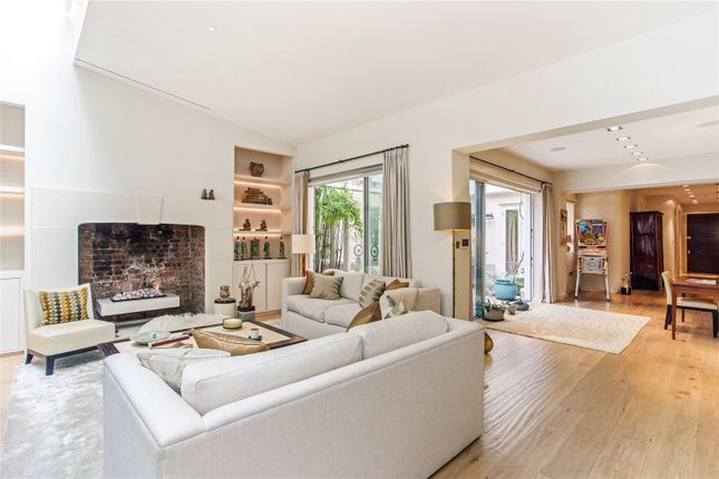 Thumbnail Mews house for sale in Warwick Square Mews, London