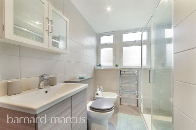 Flat for sale in Strathdon Drive, London