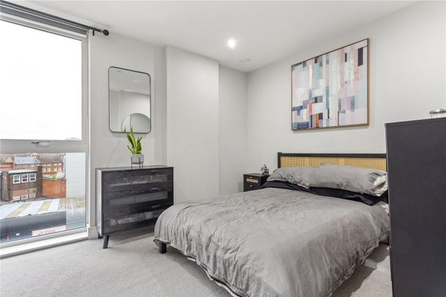 302, Mauger Heights, 12, Summerstown, London photo 5