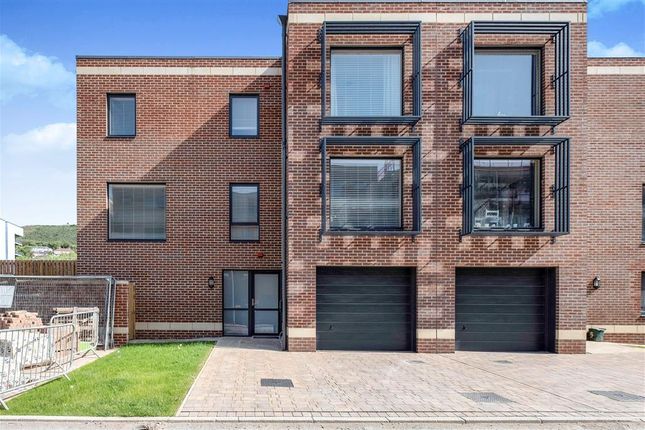 3-bed house on 4, Swansea, £2,200/mo