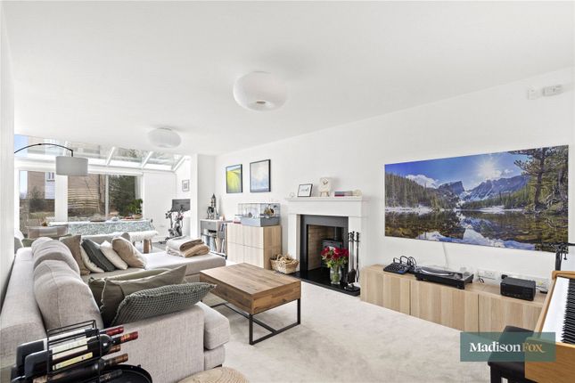 25, Five Oaks Lane, Chigwell photo 2