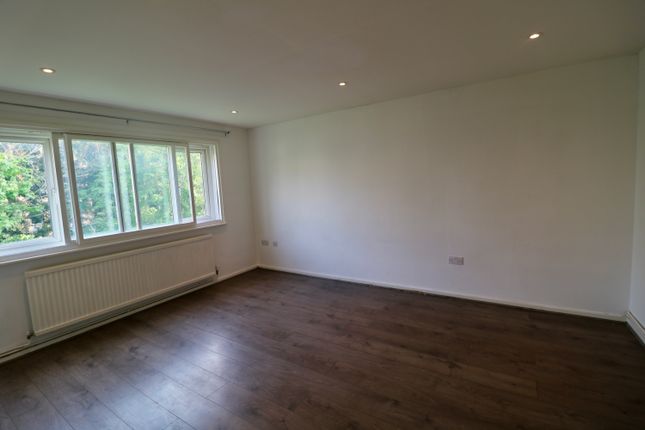 Flat for sale in Springhill Close, Camberwell