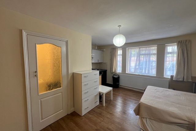 Jersey Road, Isleworth photo 5