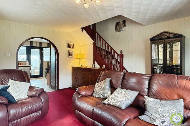 32 St. Oswalds Close, Blackburn photo 2