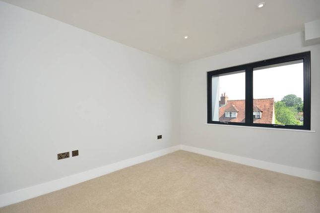 Lavender Park Road, West Byfleet photo 4