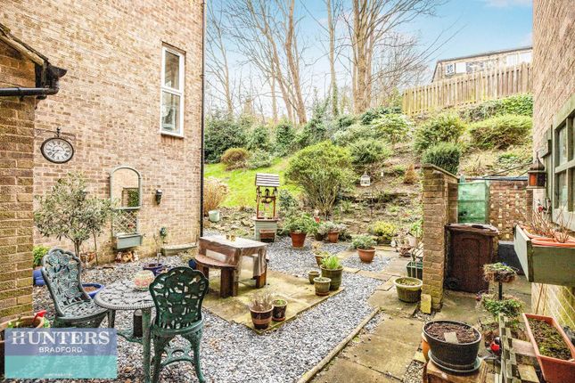 1, Frizley Gardens, Bradford photo 2
