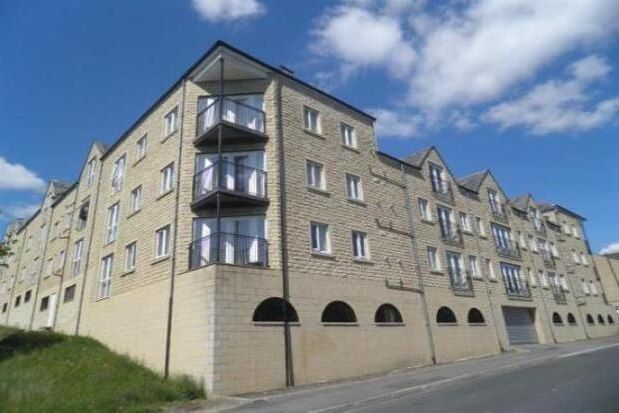 Flat to rent in Winchester Court, Halifax