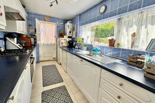 67, Highlands Way, Southampton photo 2