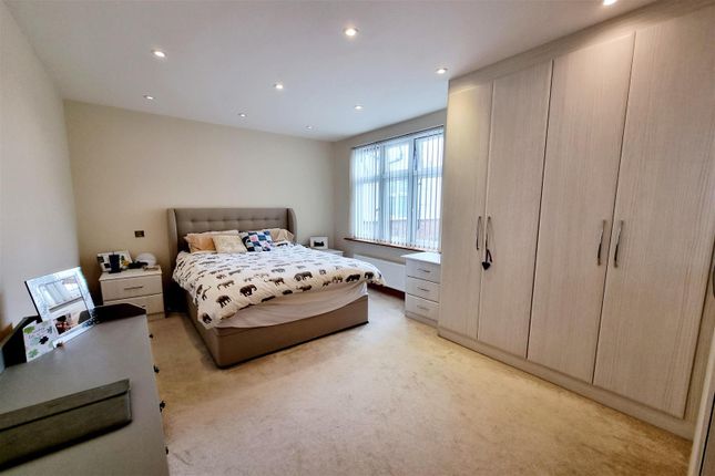 Flat for sale in Heddon Court, Cockfosters Road, Cockfosters